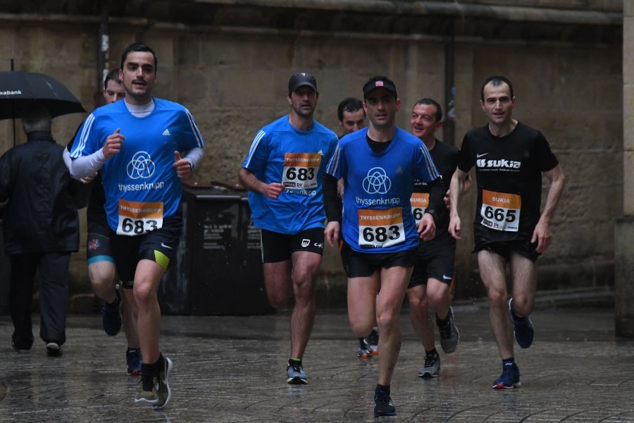 La XIII edición de la Carrera de Empresas se ha celebrado este domingo en Donostia. La lluvia no ha podido con los cientos de corredores que han participado en la prueba.