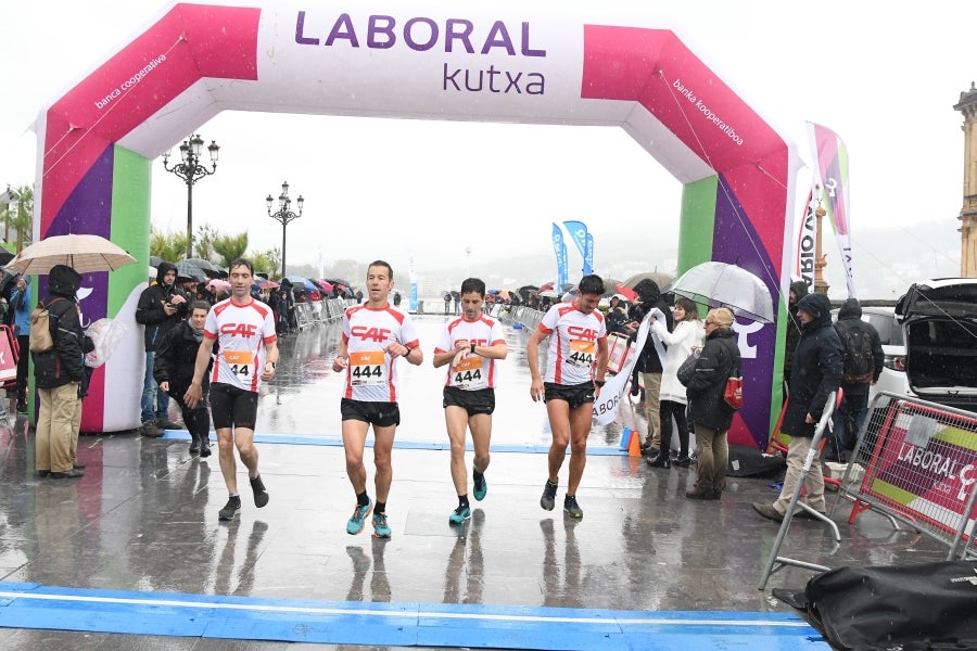 La XIII edición de la Carrera de Empresas se ha celebrado este domingo en Donostia. La lluvia no ha podido con los cientos de corredores que han participado en la prueba.