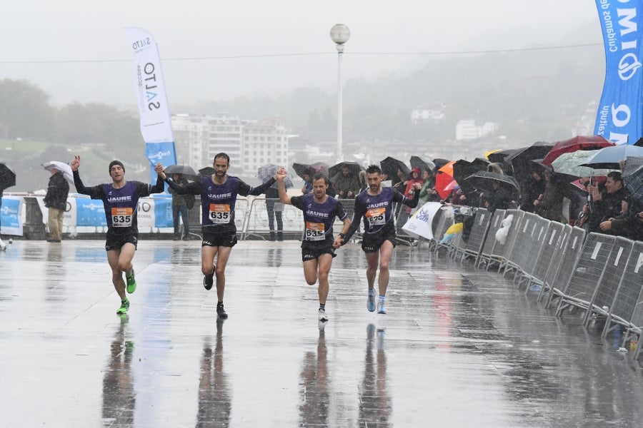 La XIII edición de la Carrera de Empresas se ha celebrado este domingo en Donostia. La lluvia no ha podido con los cientos de corredores que han participado en la prueba.