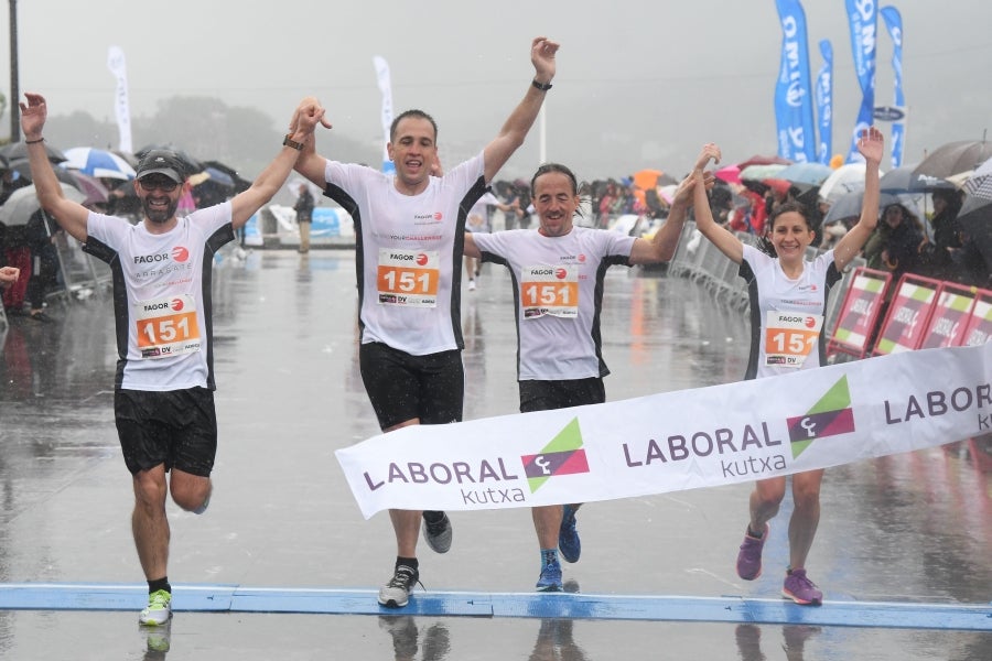 La XIII edición de la Carrera de Empresas se ha celebrado este domingo en Donostia. La lluvia no ha podido con los cientos de corredores que han participado en la prueba.