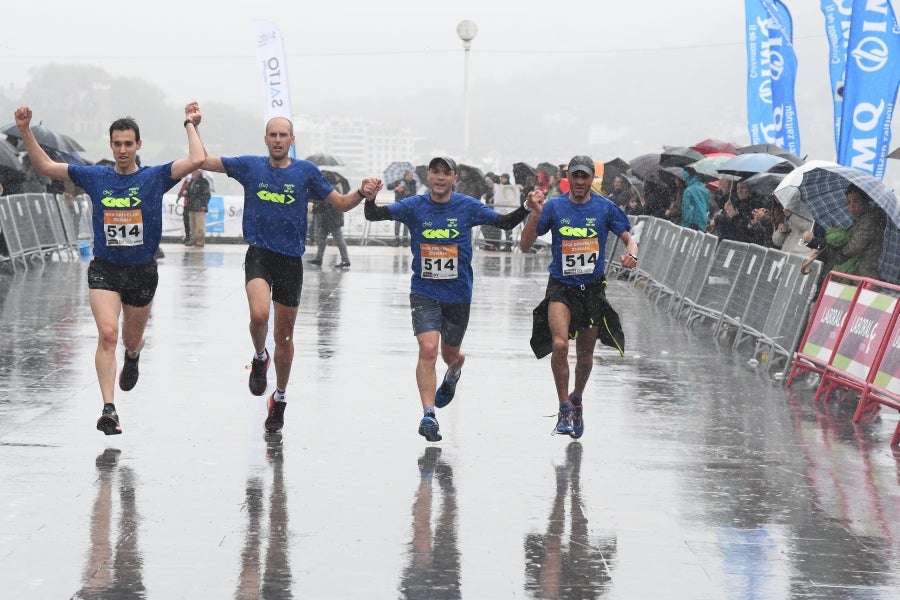 La XIII edición de la Carrera de Empresas se ha celebrado este domingo en Donostia. La lluvia no ha podido con los cientos de corredores que han participado en la prueba.