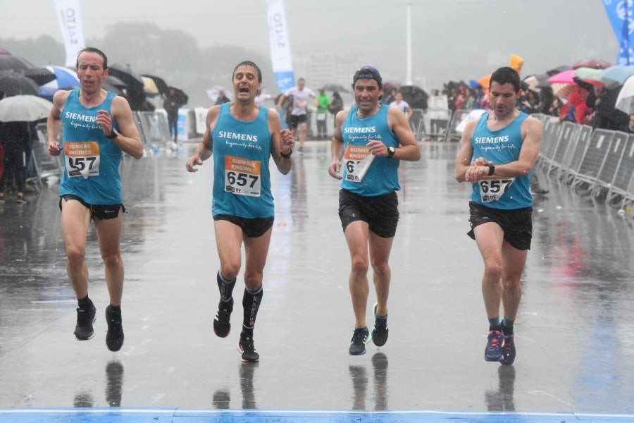 La XIII edición de la Carrera de Empresas se ha celebrado este domingo en Donostia. La lluvia no ha podido con los cientos de corredores que han participado en la prueba.