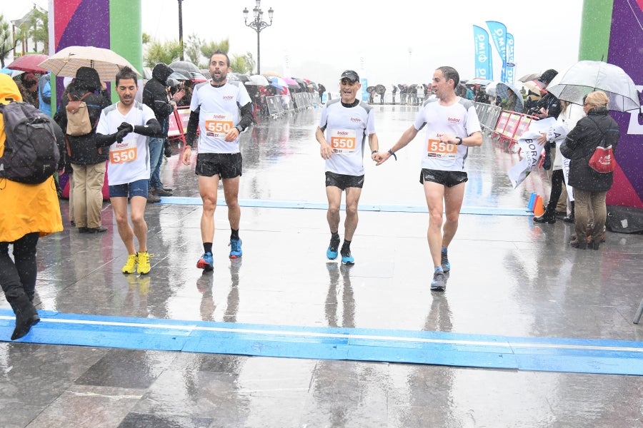 La XIII edición de la Carrera de Empresas se ha celebrado este domingo en Donostia. La lluvia no ha podido con los cientos de corredores que han participado en la prueba.