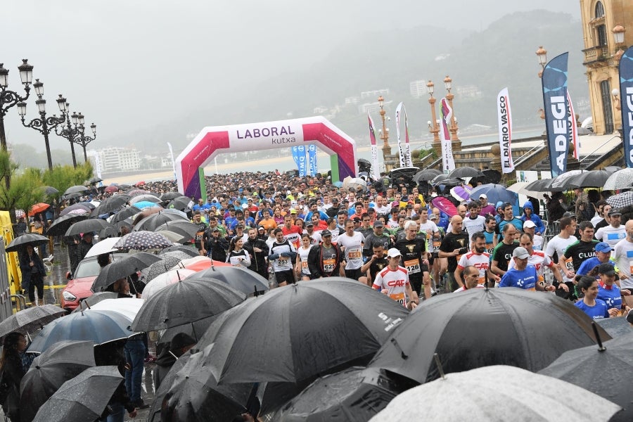 La XIII edición de la Carrera de Empresas se ha celebrado este domingo en Donostia. La lluvia no ha podido con los cientos de corredores que han participado en la prueba.
