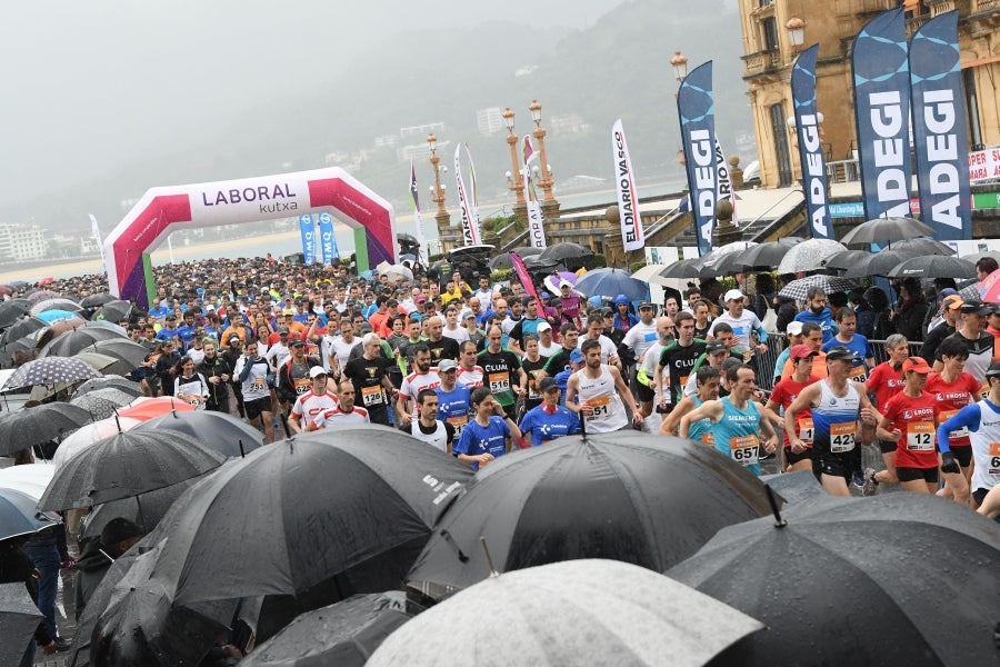 La XIII edición de la Carrera de Empresas se ha celebrado este domingo en Donostia. La lluvia no ha podido con los cientos de corredores que han participado en la prueba.