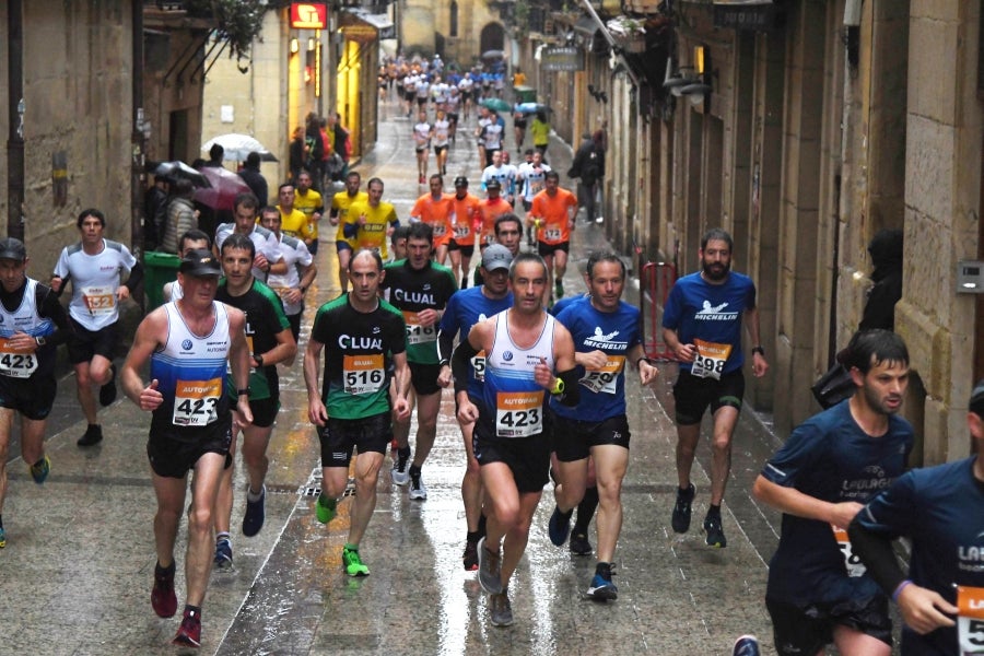La XIII edición de la Carrera de Empresas se ha celebrado este domingo en Donostia. La lluvia no ha podido con los cientos de corredores que han participado en la prueba.