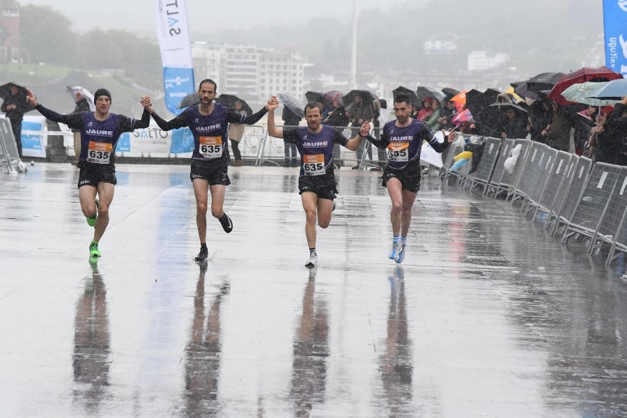 La XIII edición de la Carrera de Empresas se ha celebrado este domingo en Donostia. La lluvia no ha podido con los cientos de corredores que han participado en la prueba.