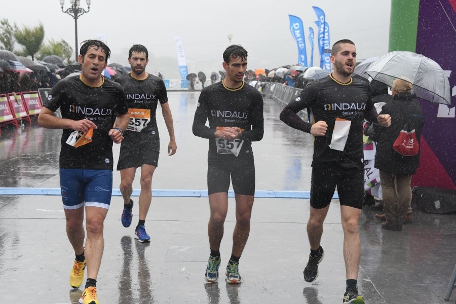 La XIII edición de la Carrera de Empresas se ha celebrado este domingo en Donostia. La lluvia no ha podido con los cientos de corredores que han participado en la prueba.