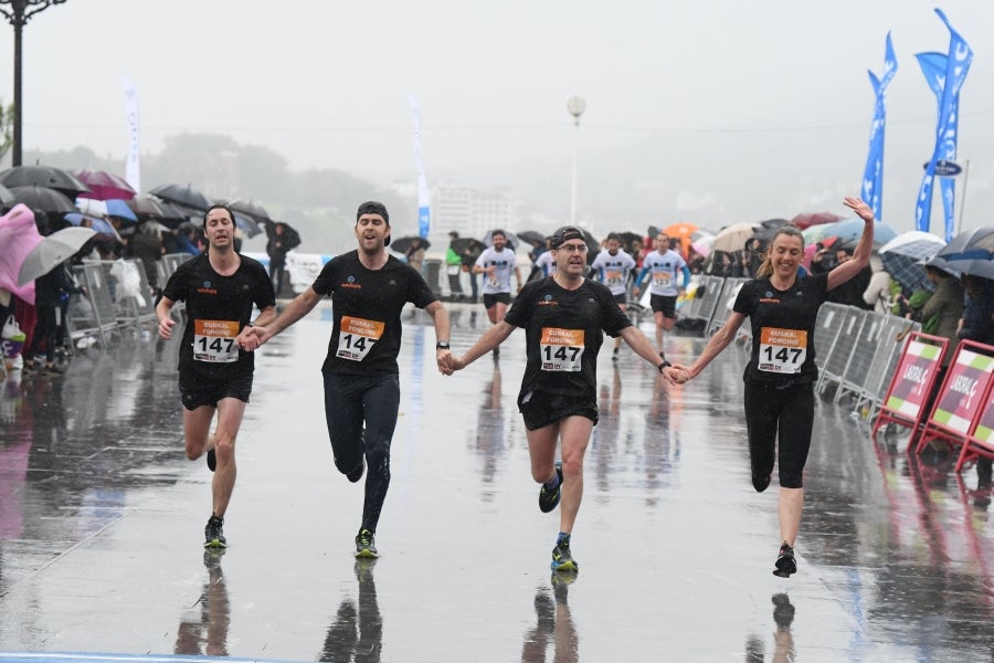 La XIII edición de la Carrera de Empresas se ha celebrado este domingo en Donostia. La lluvia no ha podido con los cientos de corredores que han participado en la prueba.