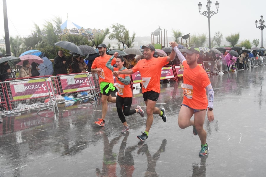 La XIII edición de la Carrera de Empresas se ha celebrado este domingo en Donostia. La lluvia no ha podido con los cientos de corredores que han participado en la prueba.