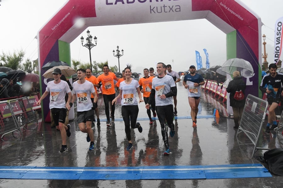 La XIII edición de la Carrera de Empresas se ha celebrado este domingo en Donostia. La lluvia no ha podido con los cientos de corredores que han participado en la prueba.