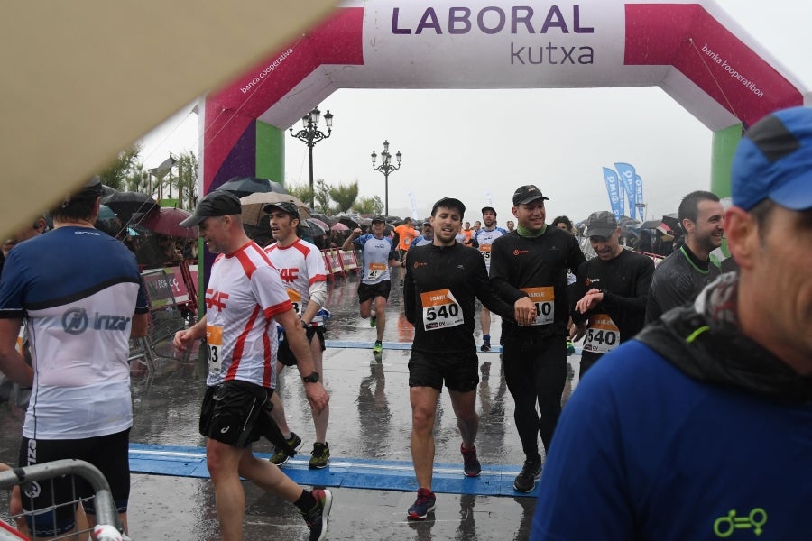 La XIII edición de la Carrera de Empresas se ha celebrado este domingo en Donostia. La lluvia no ha podido con los cientos de corredores que han participado en la prueba.