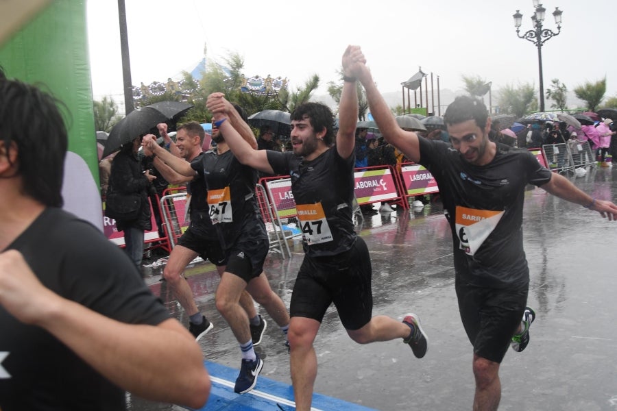 La XIII edición de la Carrera de Empresas se ha celebrado este domingo en Donostia. La lluvia no ha podido con los cientos de corredores que han participado en la prueba.