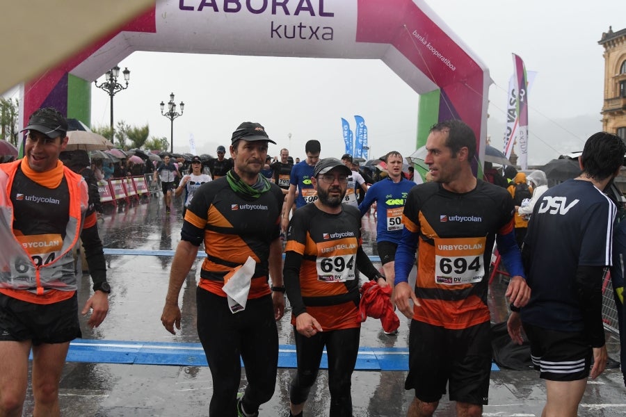 La XIII edición de la Carrera de Empresas se ha celebrado este domingo en Donostia. La lluvia no ha podido con los cientos de corredores que han participado en la prueba.