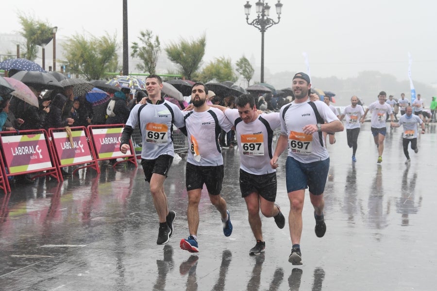 La XIII edición de la Carrera de Empresas se ha celebrado este domingo en Donostia. La lluvia no ha podido con los cientos de corredores que han participado en la prueba.