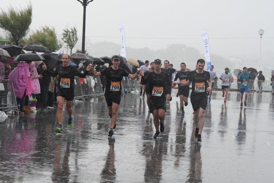 La XIII edición de la Carrera de Empresas se ha celebrado este domingo en Donostia. La lluvia no ha podido con los cientos de corredores que han participado en la prueba.