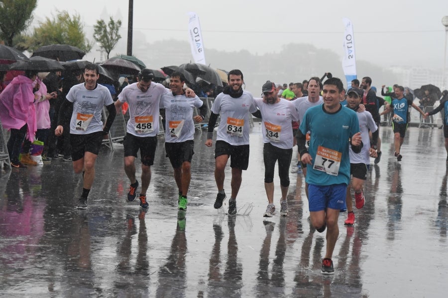 La XIII edición de la Carrera de Empresas se ha celebrado este domingo en Donostia. La lluvia no ha podido con los cientos de corredores que han participado en la prueba.
