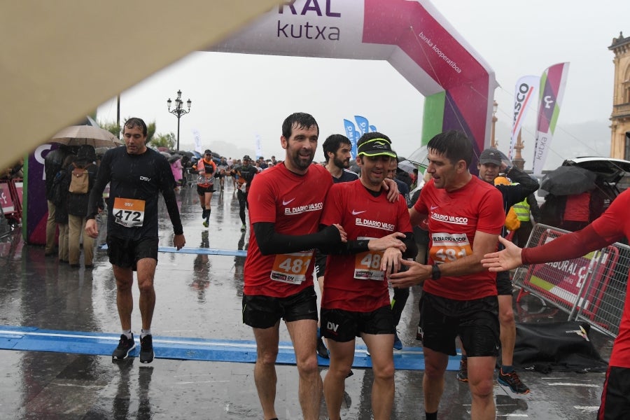 La XIII edición de la Carrera de Empresas se ha celebrado este domingo en Donostia. La lluvia no ha podido con los cientos de corredores que han participado en la prueba.
