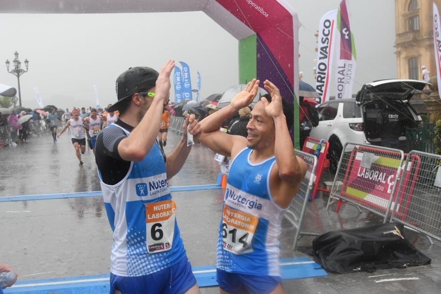 La XIII edición de la Carrera de Empresas se ha celebrado este domingo en Donostia. La lluvia no ha podido con los cientos de corredores que han participado en la prueba.