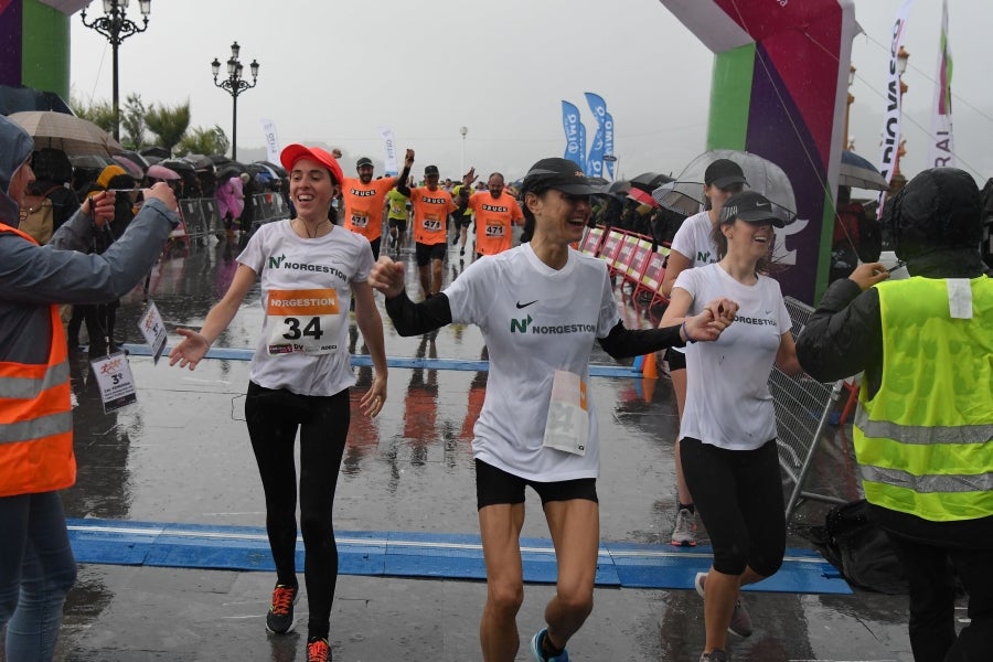La XIII edición de la Carrera de Empresas se ha celebrado este domingo en Donostia. La lluvia no ha podido con los cientos de corredores que han participado en la prueba.