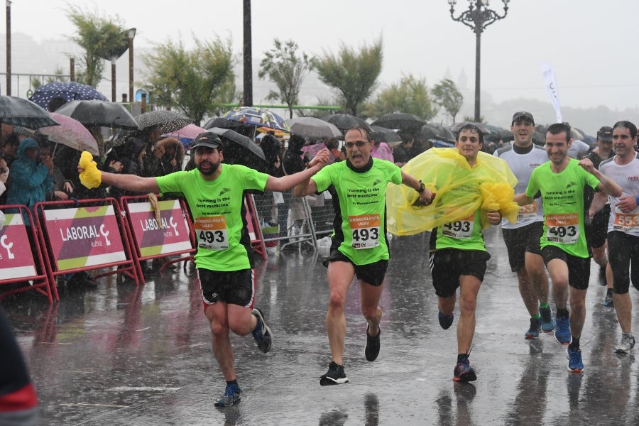 La XIII edición de la Carrera de Empresas se ha celebrado este domingo en Donostia. La lluvia no ha podido con los cientos de corredores que han participado en la prueba.