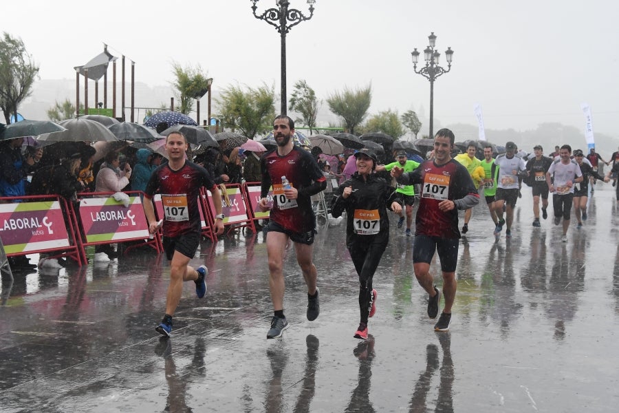 La XIII edición de la Carrera de Empresas se ha celebrado este domingo en Donostia. La lluvia no ha podido con los cientos de corredores que han participado en la prueba.
