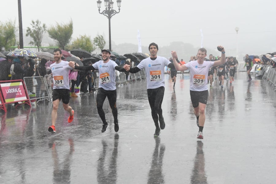 La XIII edición de la Carrera de Empresas se ha celebrado este domingo en Donostia. La lluvia no ha podido con los cientos de corredores que han participado en la prueba.