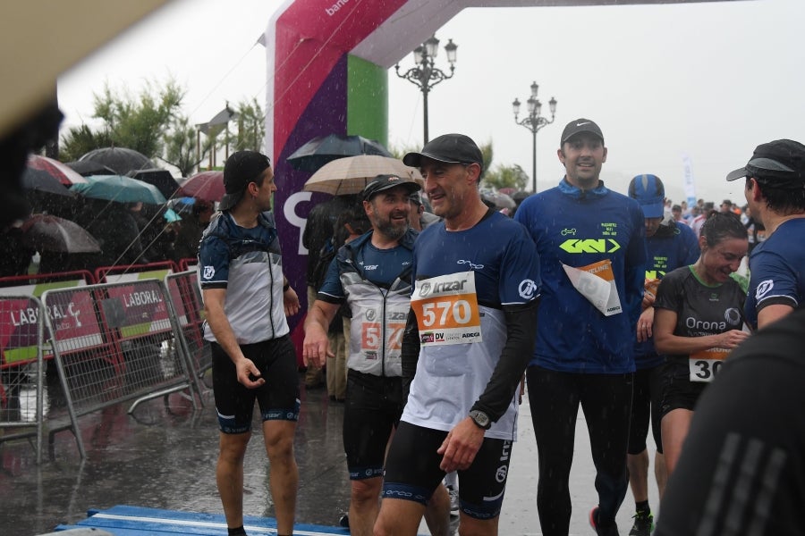 La XIII edición de la Carrera de Empresas se ha celebrado este domingo en Donostia. La lluvia no ha podido con los cientos de corredores que han participado en la prueba.