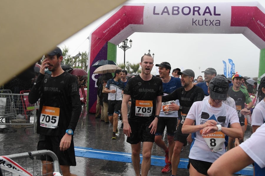 La XIII edición de la Carrera de Empresas se ha celebrado este domingo en Donostia. La lluvia no ha podido con los cientos de corredores que han participado en la prueba.