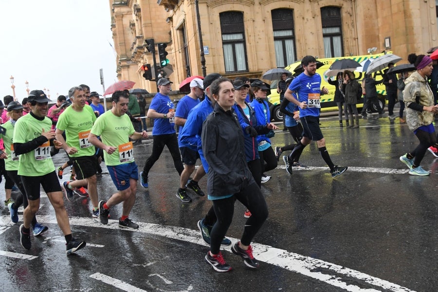 La XIII edición de la Carrera de Empresas se ha celebrado este domingo en Donostia. La lluvia no ha podido con los cientos de corredores que han participado en la prueba.