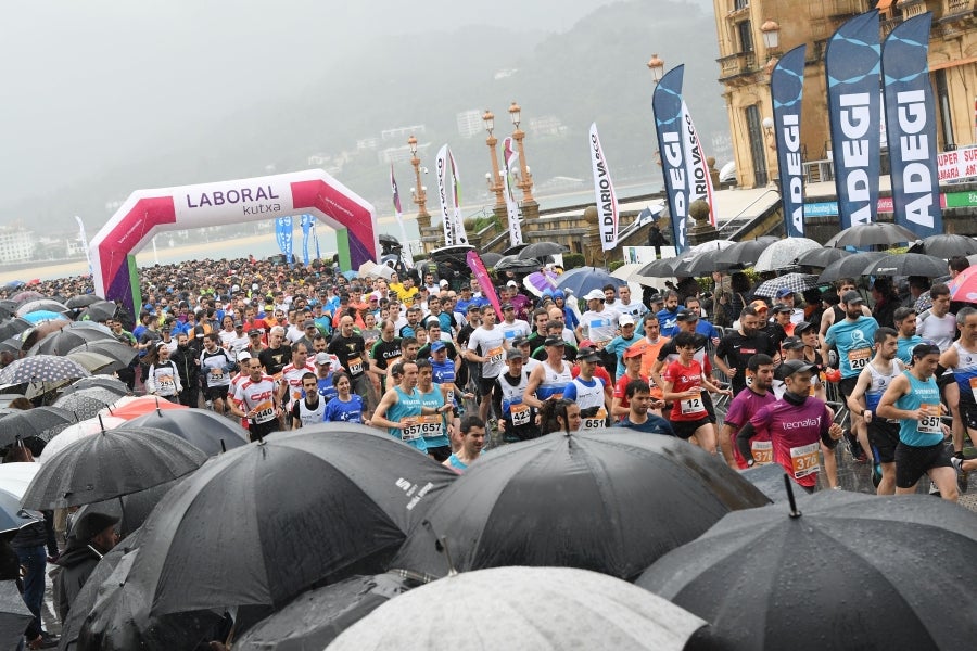 La XIII edición de la Carrera de Empresas se ha celebrado este domingo en Donostia. La lluvia no ha podido con los cientos de corredores que han participado en la prueba.
