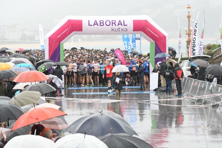 La XIII edición de la Carrera de Empresas se ha celebrado este domingo en Donostia. La lluvia no ha podido con los cientos de corredores que han participado en la prueba.