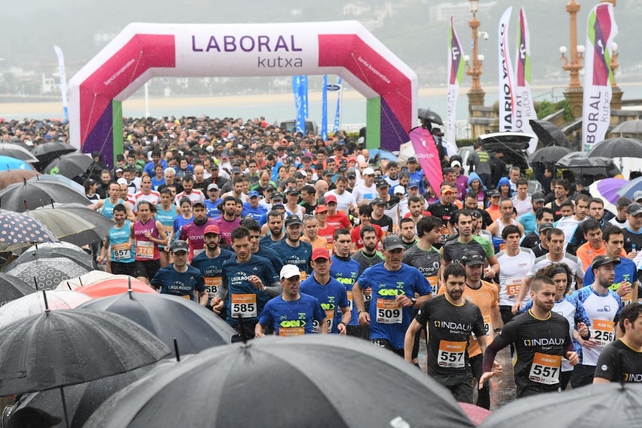 La XIII edición de la Carrera de Empresas se ha celebrado este domingo en Donostia. La lluvia no ha podido con los cientos de corredores que han participado en la prueba.