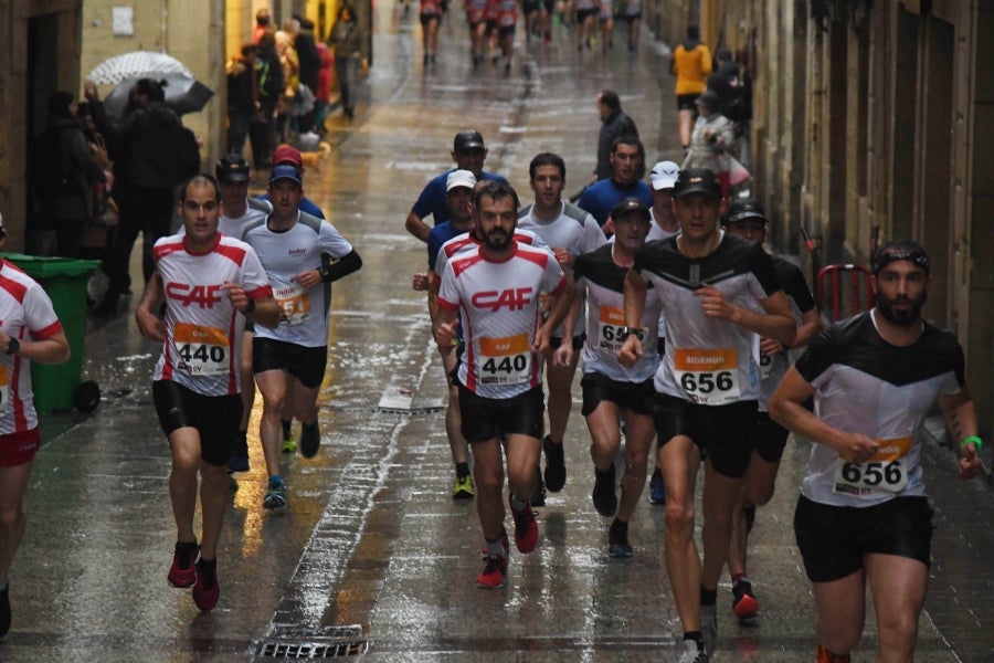 La XIII edición de la Carrera de Empresas se ha celebrado este domingo en Donostia. La lluvia no ha podido con los cientos de corredores que han participado en la prueba.