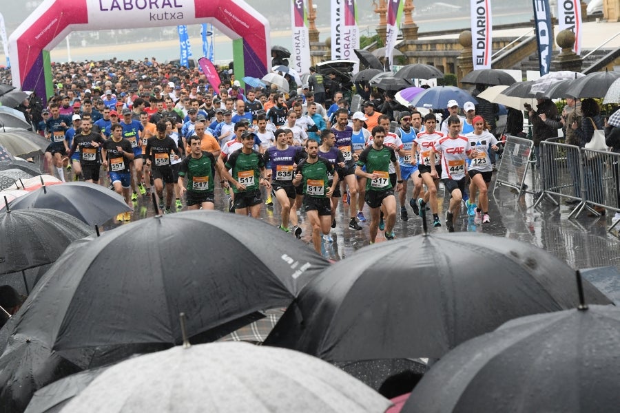 La XIII edición de la Carrera de Empresas se ha celebrado este domingo en Donostia. La lluvia no ha podido con los cientos de corredores que han participado en la prueba.