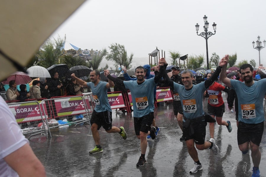 La XIII edición de la Carrera de Empresas se ha celebrado este domingo en Donostia. La lluvia no ha podido con los cientos de corredores que han participado en la prueba.
