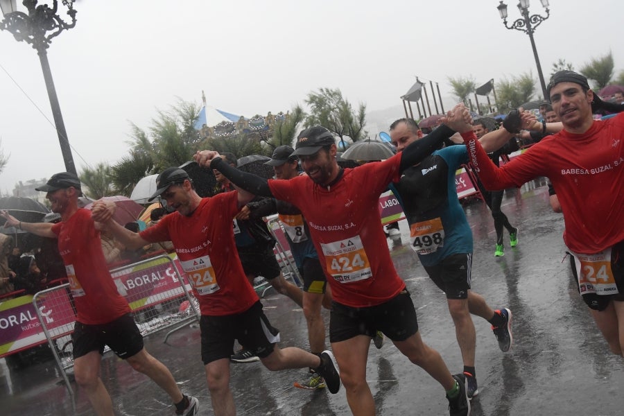 La XIII edición de la Carrera de Empresas se ha celebrado este domingo en Donostia. La lluvia no ha podido con los cientos de corredores que han participado en la prueba.