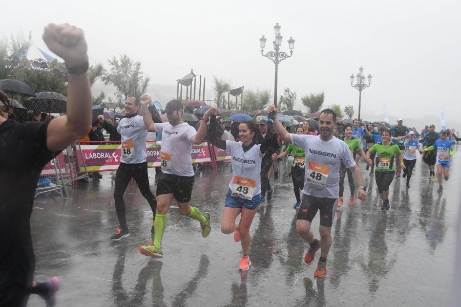 La XIII edición de la Carrera de Empresas se ha celebrado este domingo en Donostia. La lluvia no ha podido con los cientos de corredores que han participado en la prueba.