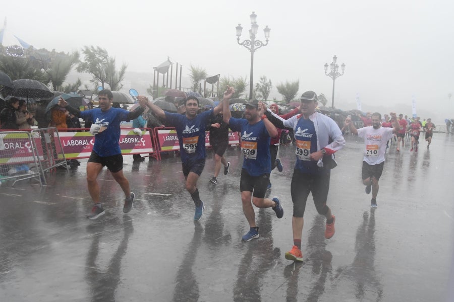 La XIII edición de la Carrera de Empresas se ha celebrado este domingo en Donostia. La lluvia no ha podido con los cientos de corredores que han participado en la prueba.
