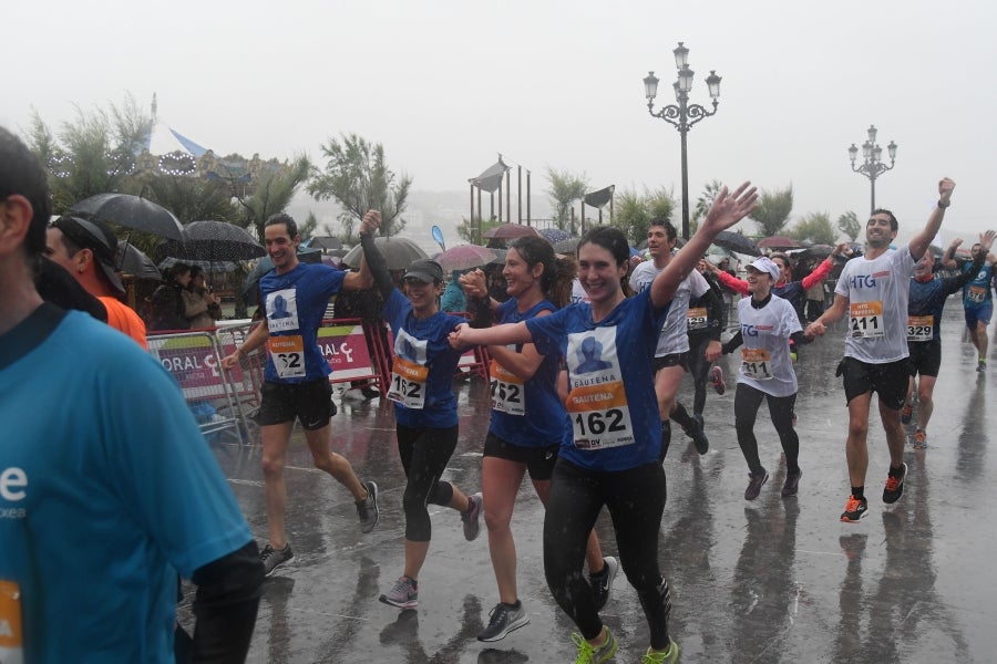 La XIII edición de la Carrera de Empresas se ha celebrado este domingo en Donostia. La lluvia no ha podido con los cientos de corredores que han participado en la prueba.