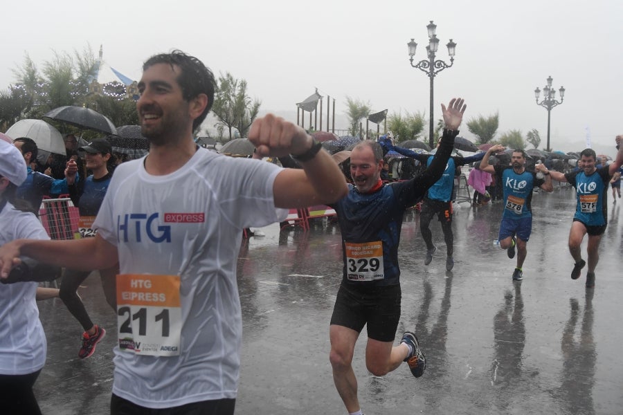 La XIII edición de la Carrera de Empresas se ha celebrado este domingo en Donostia. La lluvia no ha podido con los cientos de corredores que han participado en la prueba.