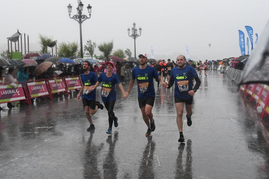 La XIII edición de la Carrera de Empresas se ha celebrado este domingo en Donostia. La lluvia no ha podido con los cientos de corredores que han participado en la prueba.