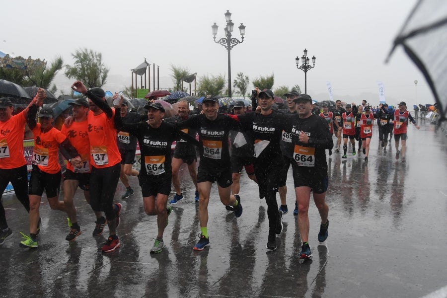 La XIII edición de la Carrera de Empresas se ha celebrado este domingo en Donostia. La lluvia no ha podido con los cientos de corredores que han participado en la prueba.
