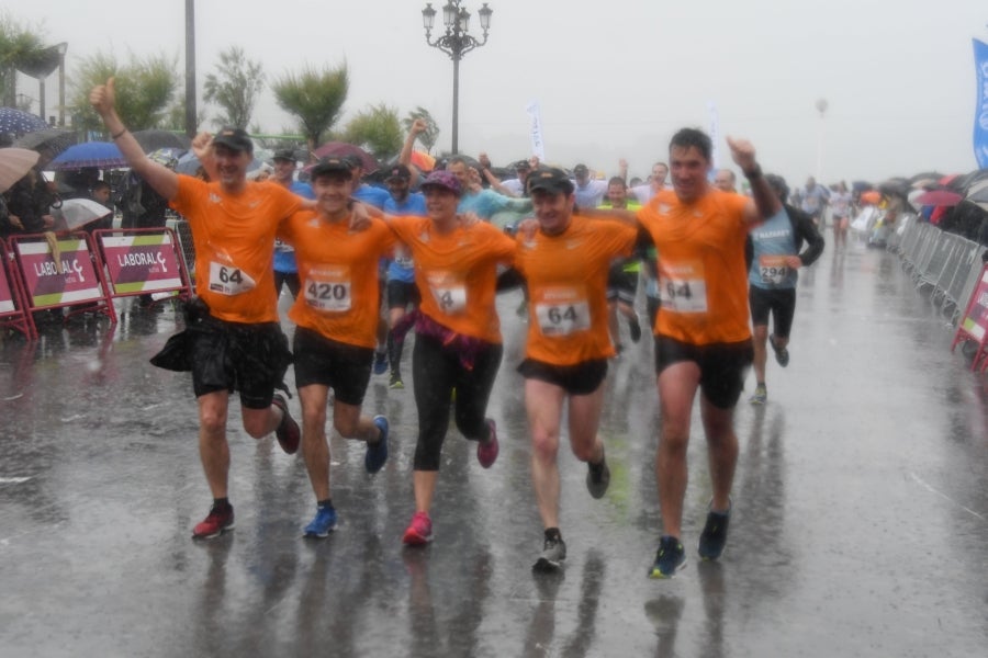 La XIII edición de la Carrera de Empresas se ha celebrado este domingo en Donostia. La lluvia no ha podido con los cientos de corredores que han participado en la prueba.