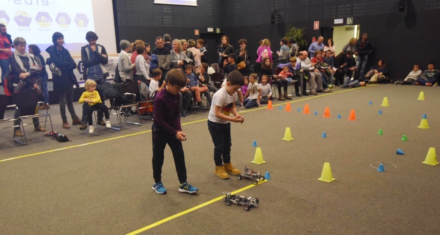 225 niños de 30 colegios participan en una Liga de robótica.