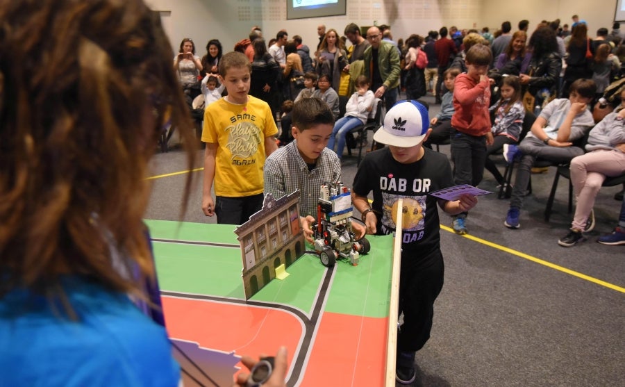 225 niños de 30 colegios participan en una Liga de robótica.