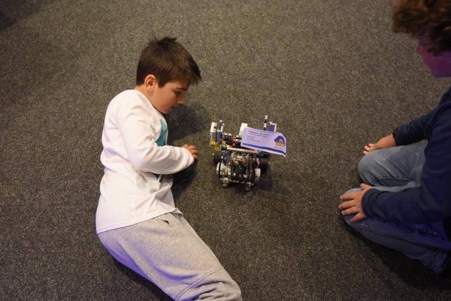 225 niños de 30 colegios participan en una Liga de robótica.