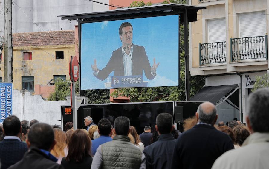 Los ciudadanos siguen en la calle el mitin de Pablo Casado en Ribeira (A Coruña)