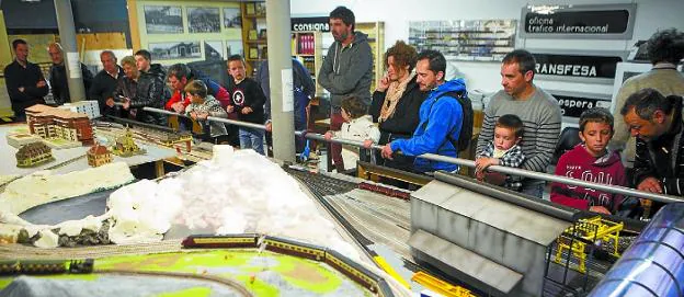 Enorme. La maqueta que la BAF 7301 mostró ayer al público en la estación de Irun. 