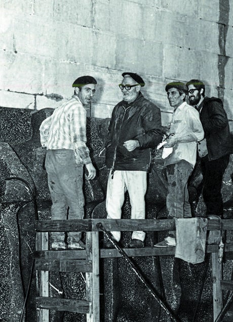 Imagen - Oteiza, en el andamio, dirige la colocación de las figuras. 
